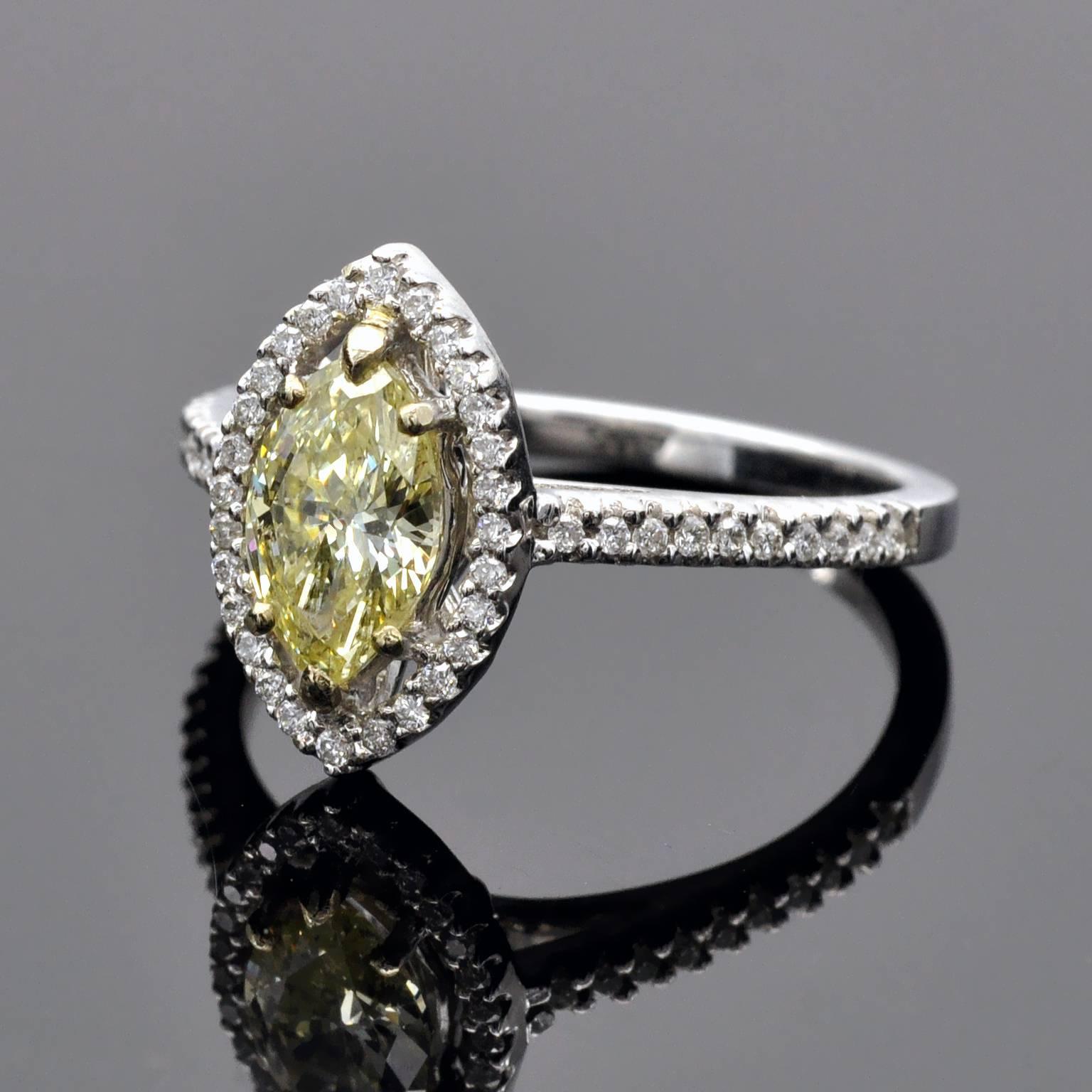 Contemporain Bague de fiançailles marquise jaune fantaisie en or 18 carats avec halo de diamants en vente