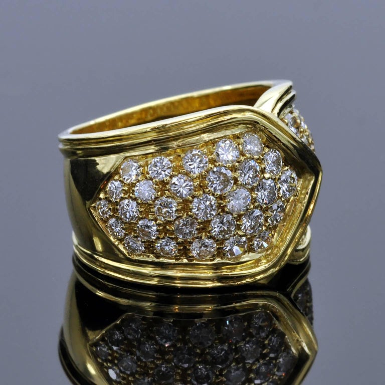 Diamonds and 18 Karat Gold Ring and Clip-on Earrings For Sale at 1stDibs
