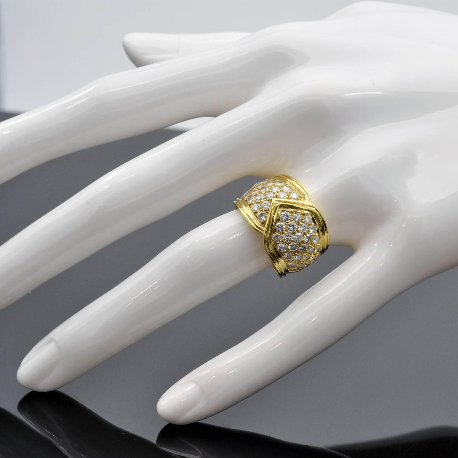 Diamanten und 18 Karat Gold Ring und  Ohrclips im Zustand „Neu“ im Angebot in Monte Carlo, MC