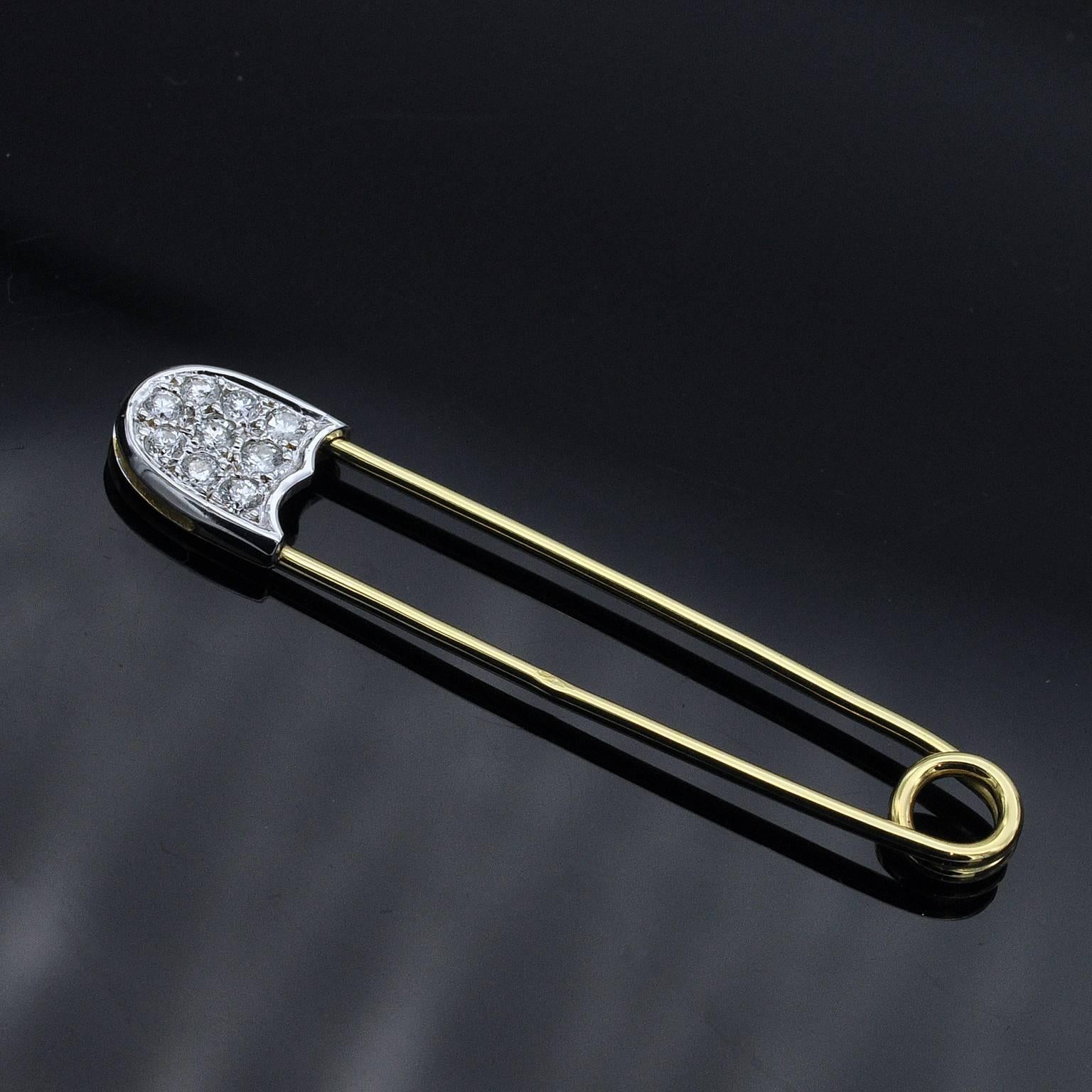 Delightful modern 18 kt yellow gold safety pin brooch amulet. 0,17 carat of round diamond are set on it's head. This item is new and very well made. Adorable and classy !
