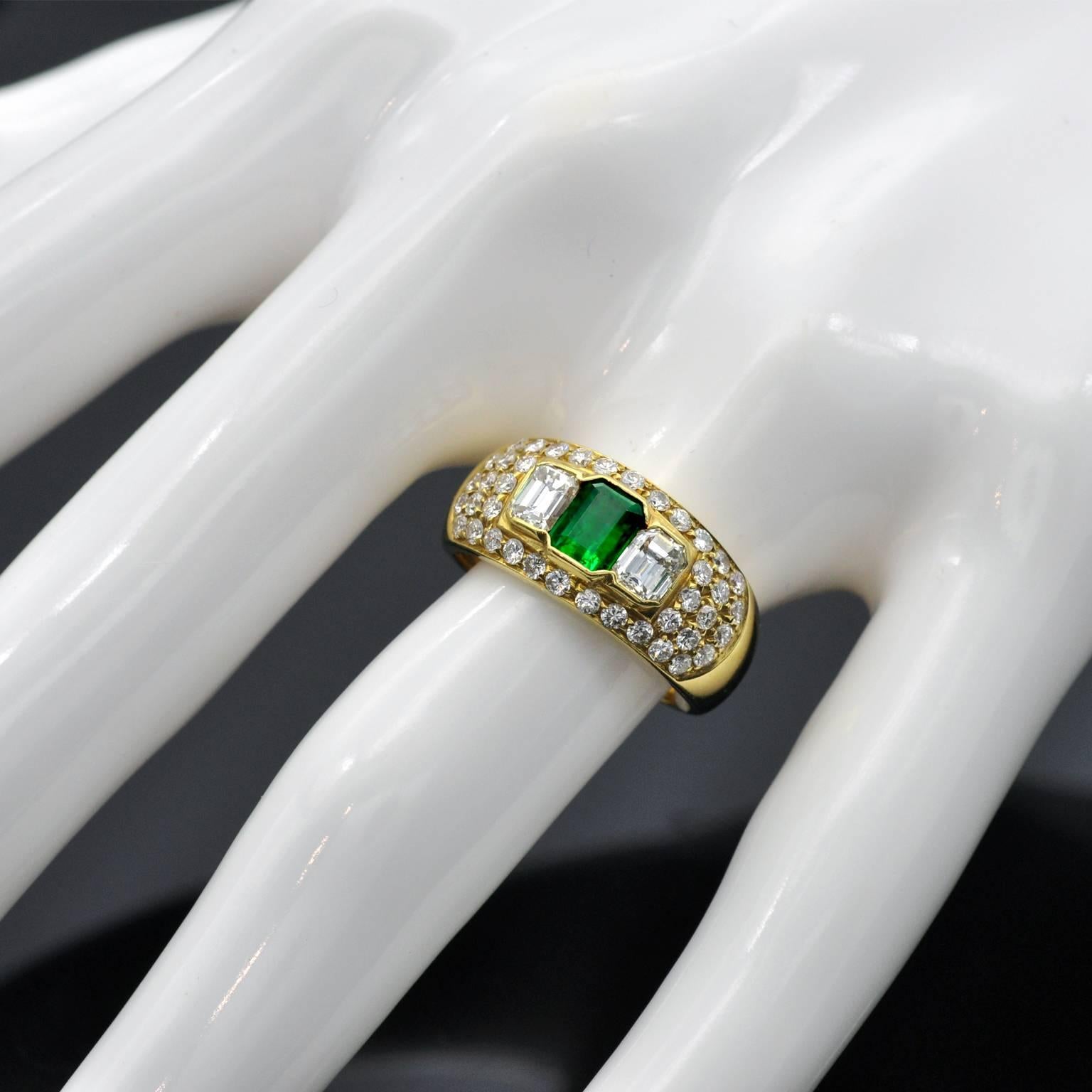 Contemporary Emerald and Diamond 18 Karat Yellow Gold Ring For Sale