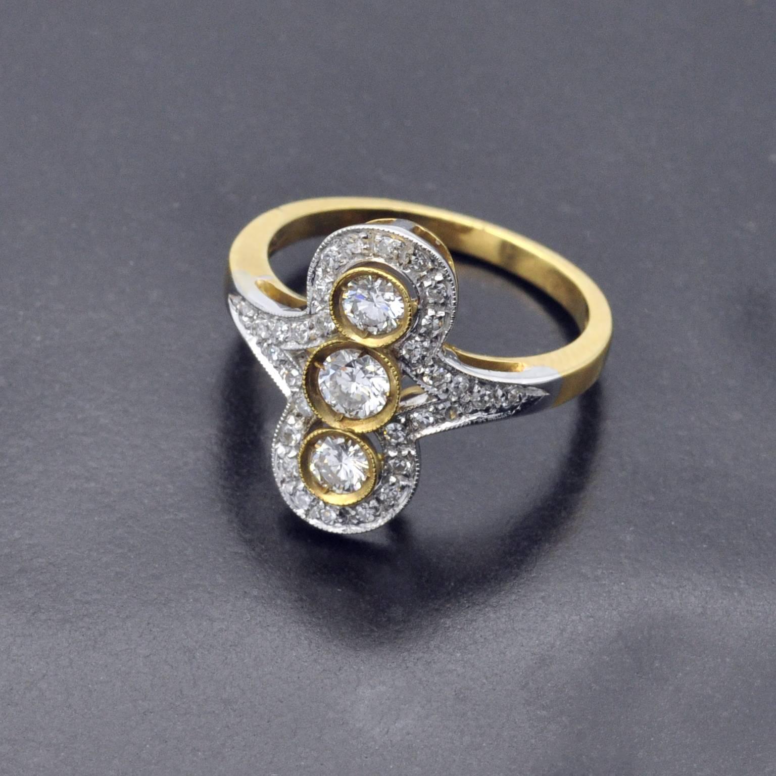 Very elegant Art Deco style three stone ring. 18 kt yellow and white gold, very good make
millegrain setting, G VS diamonds.

Approx. weight of the center stones : 0,55 ct. 