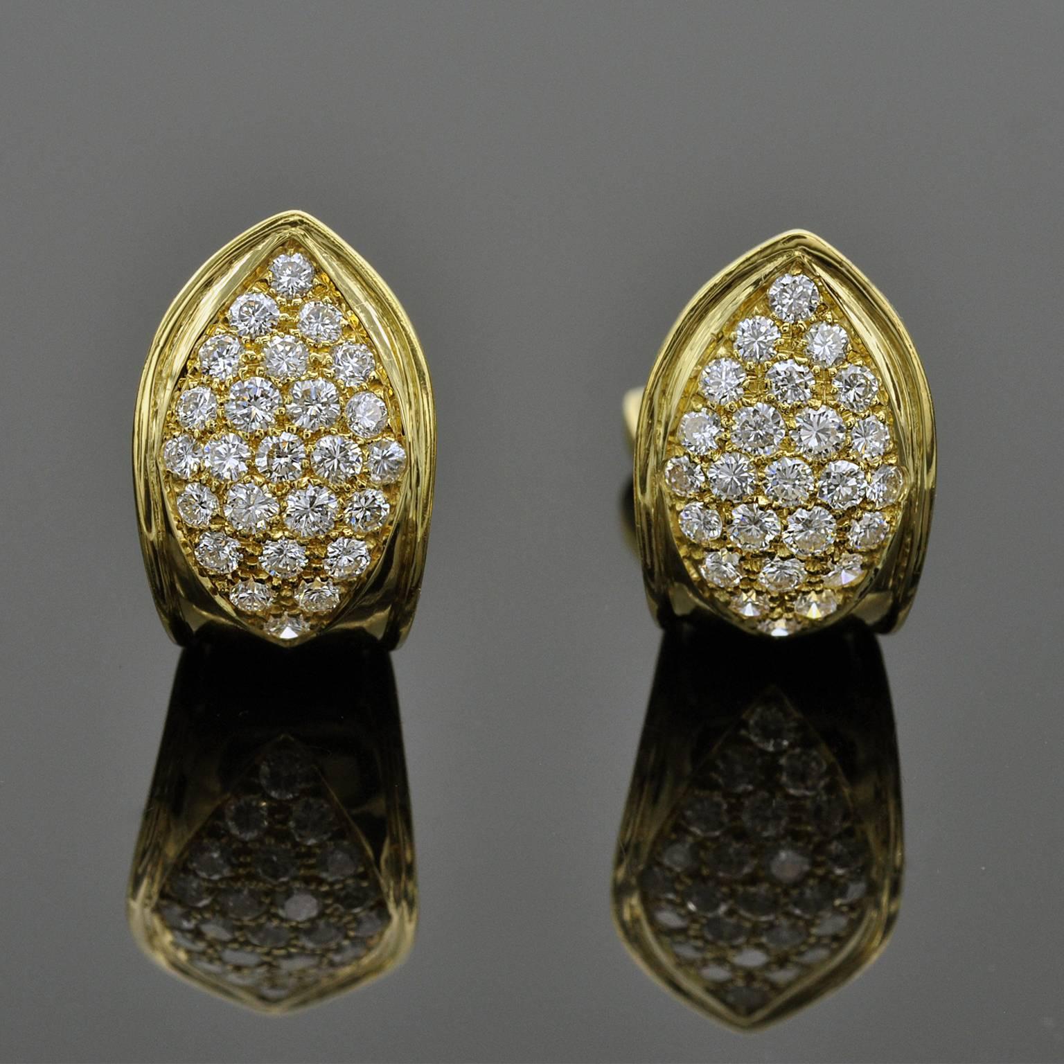 Classy 18 kt yellow gold Clip-on earrings. pave-set with approx. 1.95 carat of white brilliant cut diamonds ( FG VS )
This timeless earrings are chick and easy to wear in any circumstance, width: 1.48 cm
Earrings: 1.25 cm