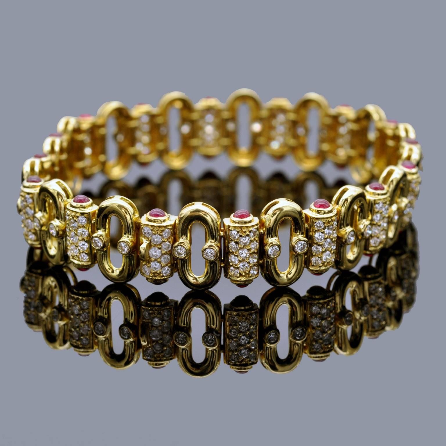 Stylish 18Kt yellow-gold link bracelet set with ruby cabochons and round brilliant cut diamonds.
Bracelet details:
Ruby: ± 3carat
Diamonds: ± 3.20 carat
Bearing 18 Karat Gold french state stamp 