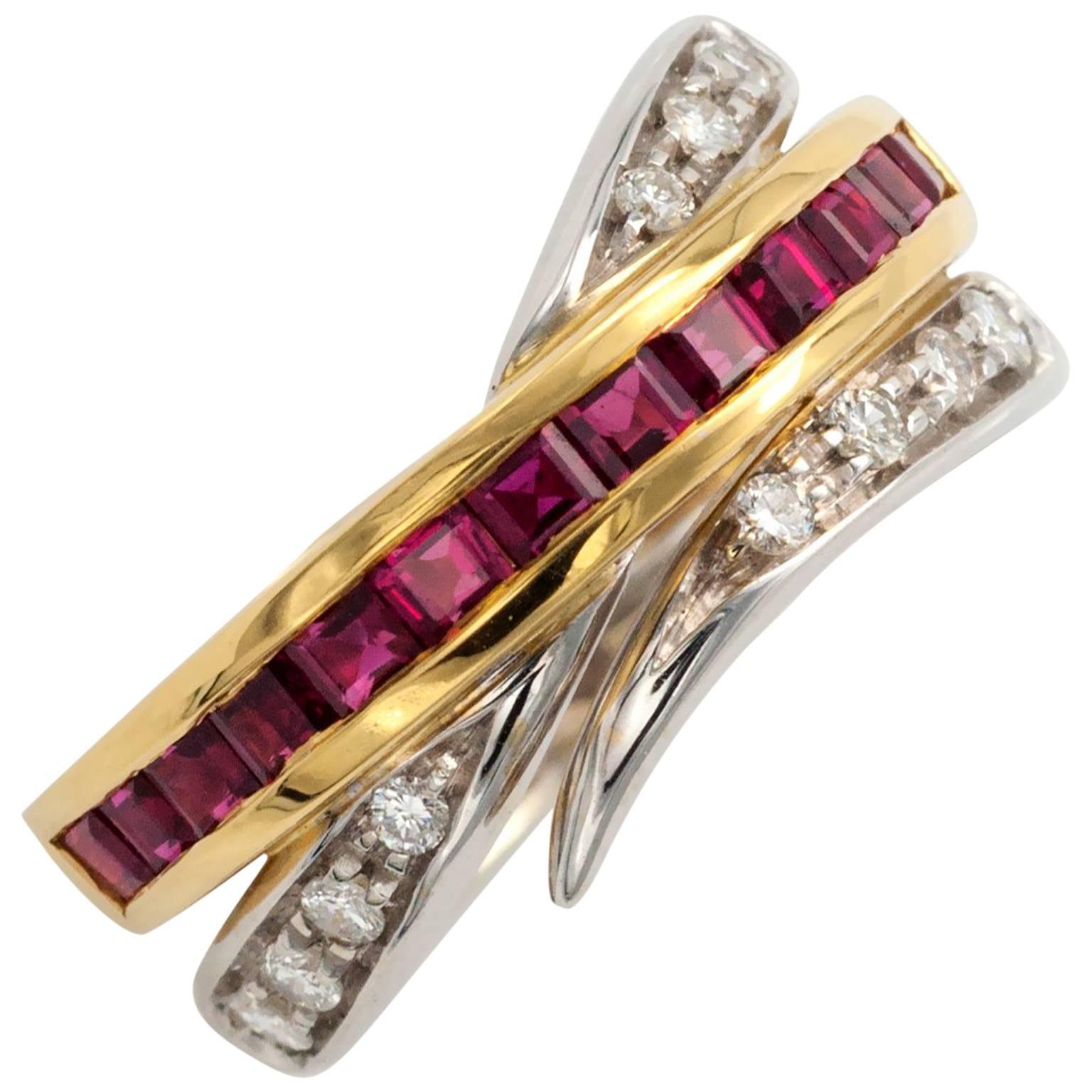 Crossover-Ring aus Gold mit quadratischem Rubin und Diamanten von Alfieri & St. John