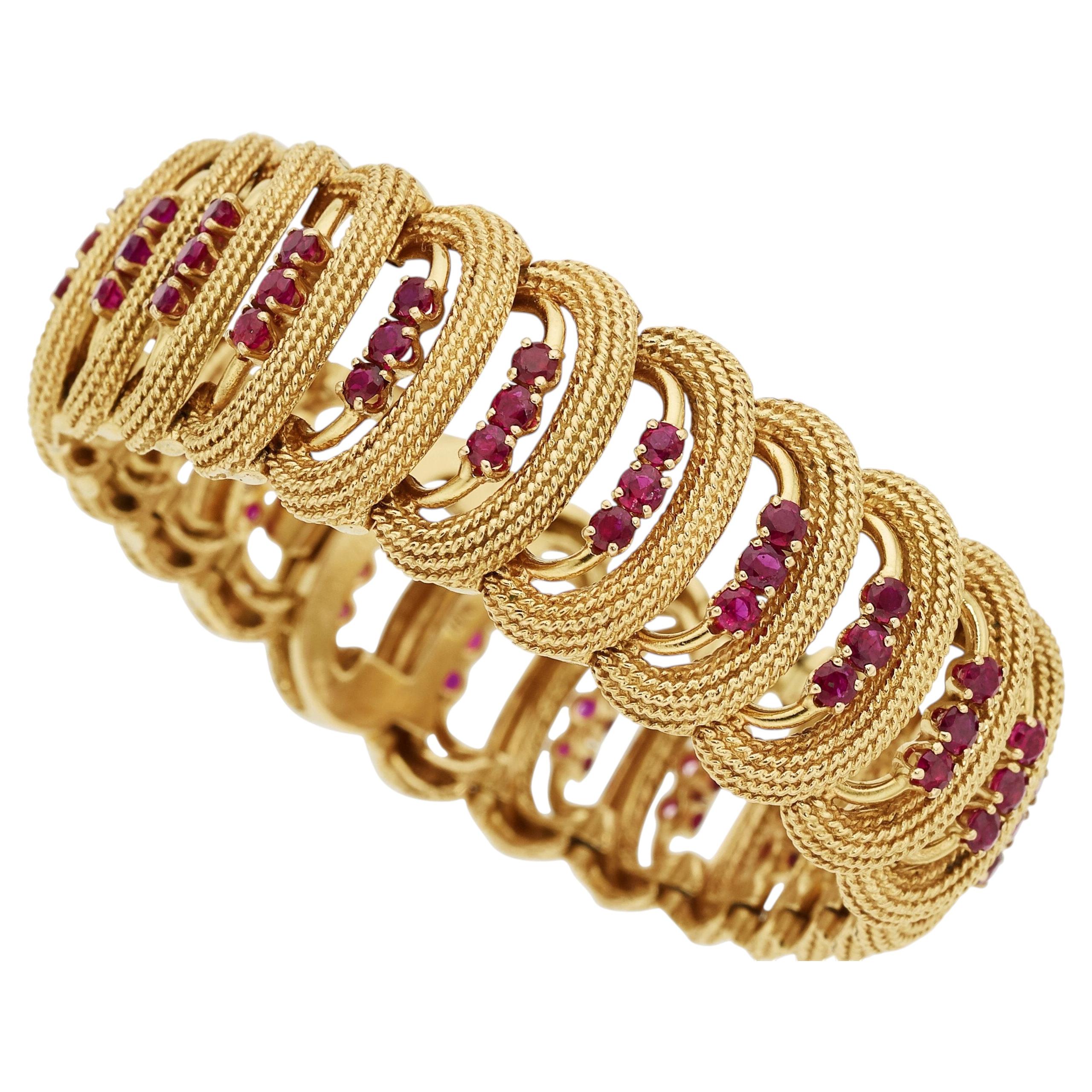 Bracciale Cartier in oro giallo 18k con rubini da 5,85 carati e maglie a forma di "C", 6-3/4", 76 grammi, 1950 circa