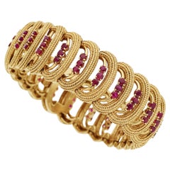 Bracelet Cartier en or jaune 18 carats, orné de rubis totalisant 5,85 carats, maillons en forme de « C », 6-3/4", 76 grammes, vers 1950