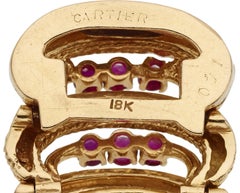 Bracelet Cartier en or jaune 18 carats, orné de rubis totalisant 5,85 carats, maillons en forme de « C », 6-3/4", 76 grammes, vers 1950