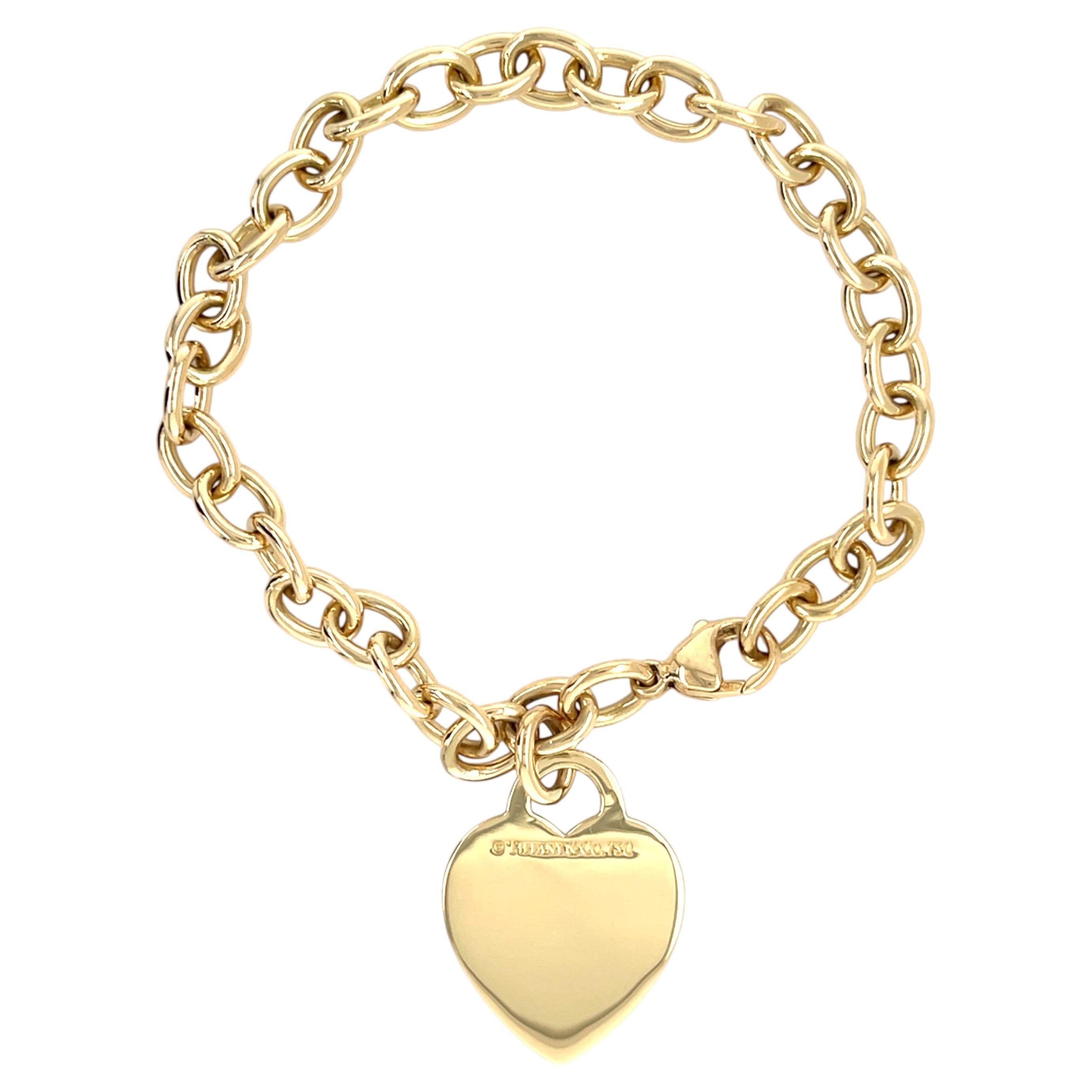 Bracelet à breloques Tiffany & Co. en or jaune 18 carats avec breloque en forme de cœur vierge. Magnifique !