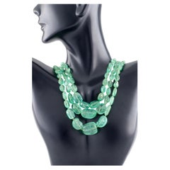 Wunderschöne, dreisträngige Halskette aus polierten Smaragden mit einem Verschluss aus 14-karätigem Gold und Diamanten, 400 Karat