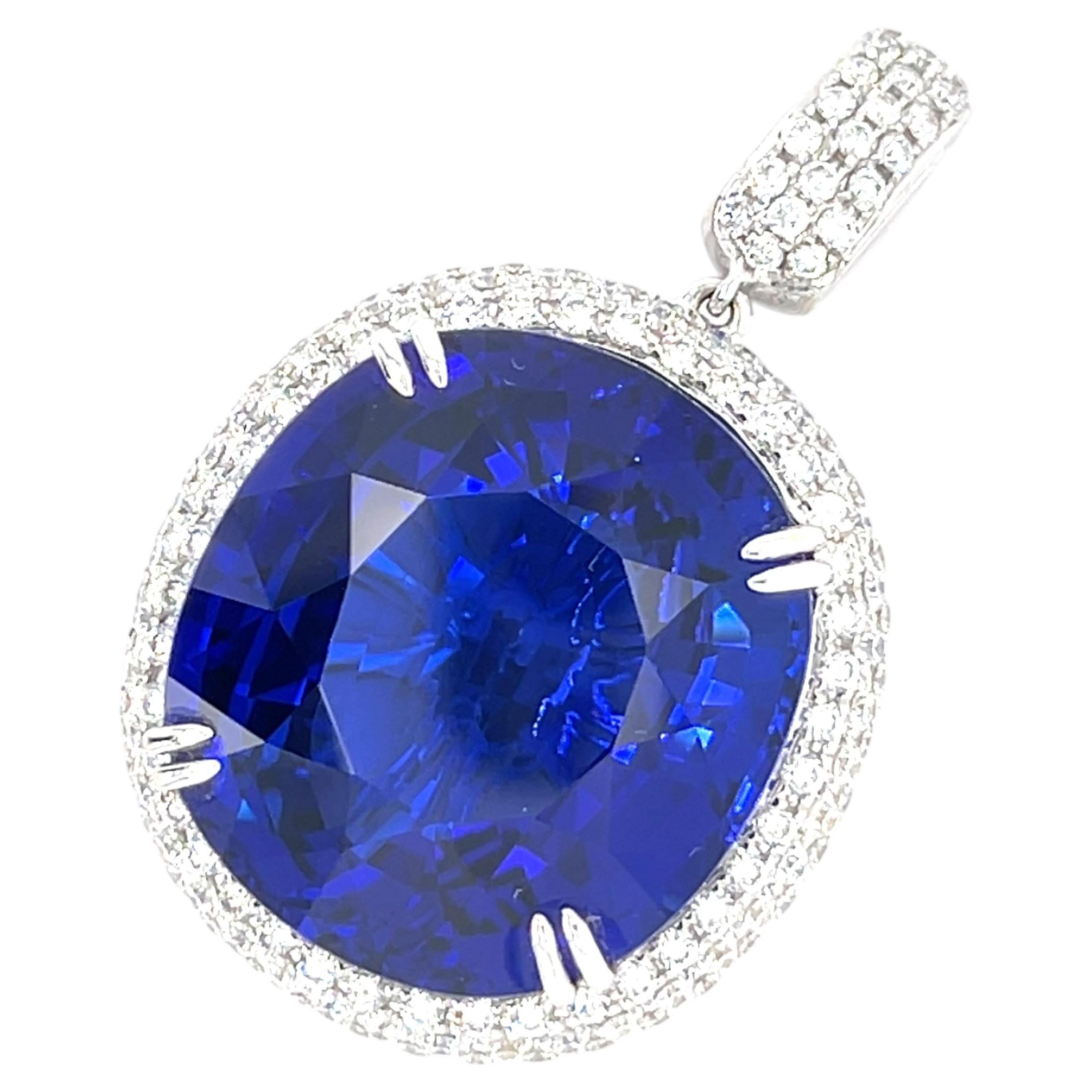 Colgante de oro blanco de 18 quilates con una tanzanita central de 35,39 quilates y detalles de diamantes de 2,44 quilates