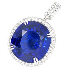 Colgante de oro blanco de 18 quilates con una tanzanita central de 35,39 quilates y detalles de diamantes de 2,44 quilates