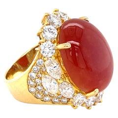 Splendido anello in oro giallo 18 carati con cabochon di giada rossa da 16,33 carati e diamante da 2,84 carati