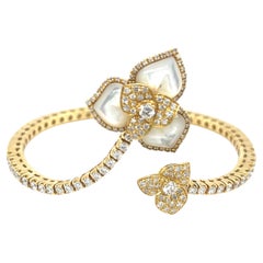 Bracelet Roberto Casarin en or jaune 18 carats, avec un diamant de 1,75 ct et trois fleurs sculptées en nacre