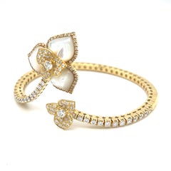 Bracelet Roberto Casarin en or jaune 18 carats, avec un diamant de 1,75 ct et trois fleurs sculptées en nacre