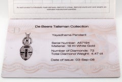 Ciondolo talismano con diamante grezzo Yayadhama di De Beers in oro bianco 18k, con scatola