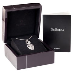 Ciondolo talismano con diamante grezzo Yayadhama di De Beers in oro bianco 18k, con scatola
