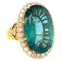 Anillo de oro de 18 quilates con un berilo verde natural de 17,37 quilates y un diamante de 1,20 quilates. Talla 7,5. 14,8 g