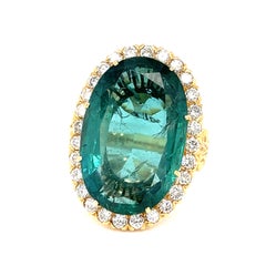 Anillo de oro de 18 quilates con un berilo verde natural de 17,37 quilates y un diamante de 1,20 quilates. Talla 7,5. 14,8 g