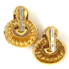Pendientes de clip David Webb de oro amarillo de 18 quilates con aldaba martillada 40,76 gramos