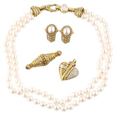 Judith Ripka – Schmuckset aus 18-karätigem Gold mit Diamanten und Perlen: Halskette, Ohrringe, Anhänger, Brosche