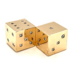 Coppia di dadi in oro giallo 14k con puntini decorati da diamanti per un totale di circa 2 carati