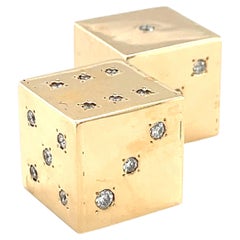 Coppia di dadi in oro giallo 14k con puntini decorati da diamanti per un totale di circa 2 carati