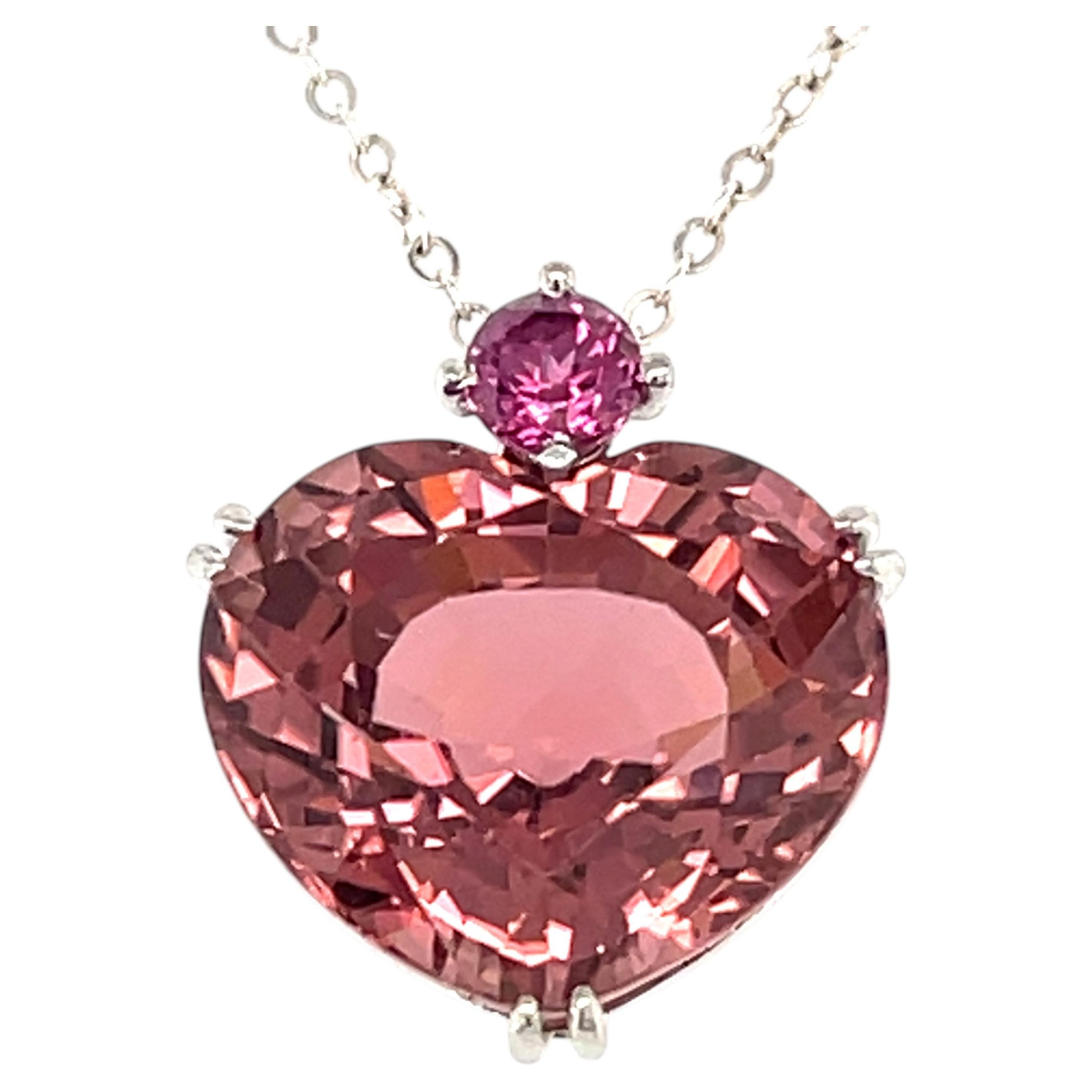 Pendentif en or blanc 18 carats en forme de cœur rose, orné d'une tourmaline rose et d'un saphir rose