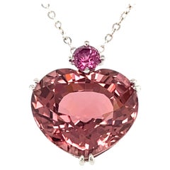 Ciondolo in oro bianco 18 carati con tormalina rosa a forma di cuore e zaffiro rosa come dettaglio