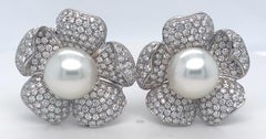 Orecchini di Roberto Casarin in oro bianco 18 carati con diamante da 7 carati e perla coltivata del Mare del Sud