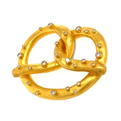 Yossi Harari – Großer Brezel-Anhänger aus 24-karätigem Gelbgold mit „gesalzenem“ Diamanten – Carrie
