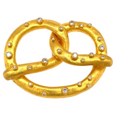Yossi Harari – Großer Brezel-Anhänger aus 24-karätigem Gelbgold mit „gesalzenem“ Diamanten – Carrie