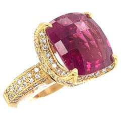 Anillo de oro amarillo de 18 quilates con turmalina rubelita de 18,35 quilates y diamantes de 1,35 quilates. Talla 6,5