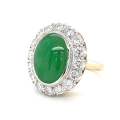 Ring aus 14-karätigem Gelbgold mit grünem Jade-Cabochon und Diamant-Halo (1,6 Karat), Größe 5
