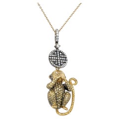 Ciondolo a forma di scimmia con diamante "Speak No Evil" in oro 18k con collana di Lorraine Schwartz