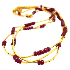 GURHAN Collezione Rain: collana a tre fili in oro 22k con perline di rubino
