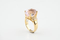 Anillo de oro amarillo de 18 quilates con kunzita en solitario y detalles de diamantes, talla 6,75