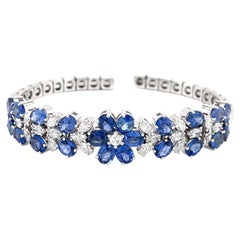 Damenarmband aus 18-karätigem Weißgold mit Blumenmotiv, 3,50 Karat Diamanten und 12 Karat Ceylon-Saphiren