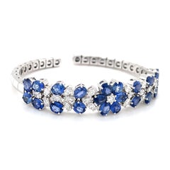 Damenarmband aus 18-karätigem Weißgold mit Blumenmotiv, 3,50 Karat Diamanten und 12 Karat Ceylon-Saphiren