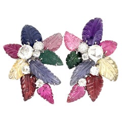 Superbes boucles d'oreilles uniques en or blanc 18 carats, ornées de motifs végétaux sculptés dans des pierres semi-précieuses