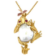 Pendentif grenouille en or jaune 18k avec perle de culture d'eau douce par Avi Raz 14k Chaîne de 18".