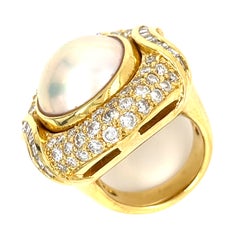 Mabe Pearl and Diamond Ring weight: 2.75 carats Mounted in 18k Gold Size: 5 1/4