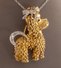 Broche de caniche de oro amarillo de 18 quilates con detalles de diamantes y rubíes. TCW = 0,18 con certificado