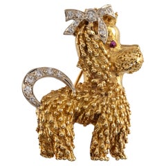 Broche de caniche de oro amarillo de 18 quilates con detalles de diamantes y rubíes. TCW = 0,18 con certificado