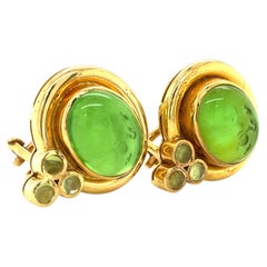Orecchini di Elizabeth Locke in oro giallo 18 carati, con incisione in vetro verde e accenti di peridoto