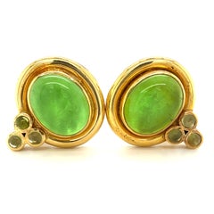 Orecchini di Elizabeth Locke in oro giallo 18 carati, con incisione in vetro verde e accenti di peridoto