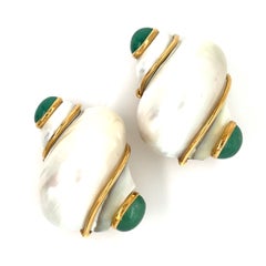 Seaman Schepps – Paar Ohrclips aus 18-karätigem Gold mit Turbo-Muschel und Smaragd-Cabochon