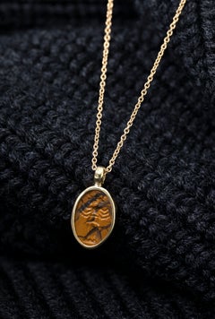 Intaglio romano in diaspro giallo raffigurante Ecate, incastonato in un ciondolo moderno in oro a 18 carati