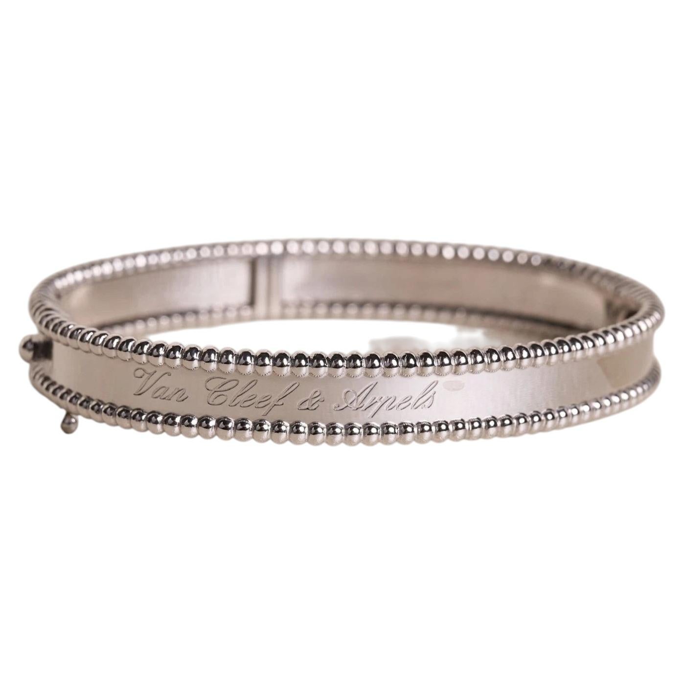Bracciale Perlee di Van Cleef & Arpels, bracciale rigido in oro bianco 18 carati, da donna, taglia piccola, con marchio in vendita