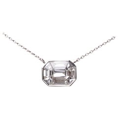 Halskette mit Anhänger aus 18-karätigem Weißgold mit Baguette-Diamanten, 0,67 Karat Gesamtgewicht, Smaragdschliff, 18-Zoll-Kette